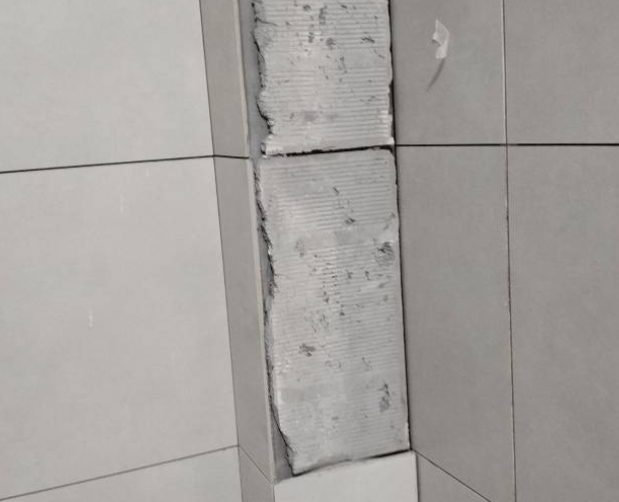 三明瓷砖空鼓维修公司分享下瓷砖施工前基层浇水润湿程度不足，可能导致以下问题