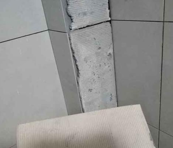 三明瓷砖空鼓维修公司分享下厨房瓷砖脱落的补救措施。